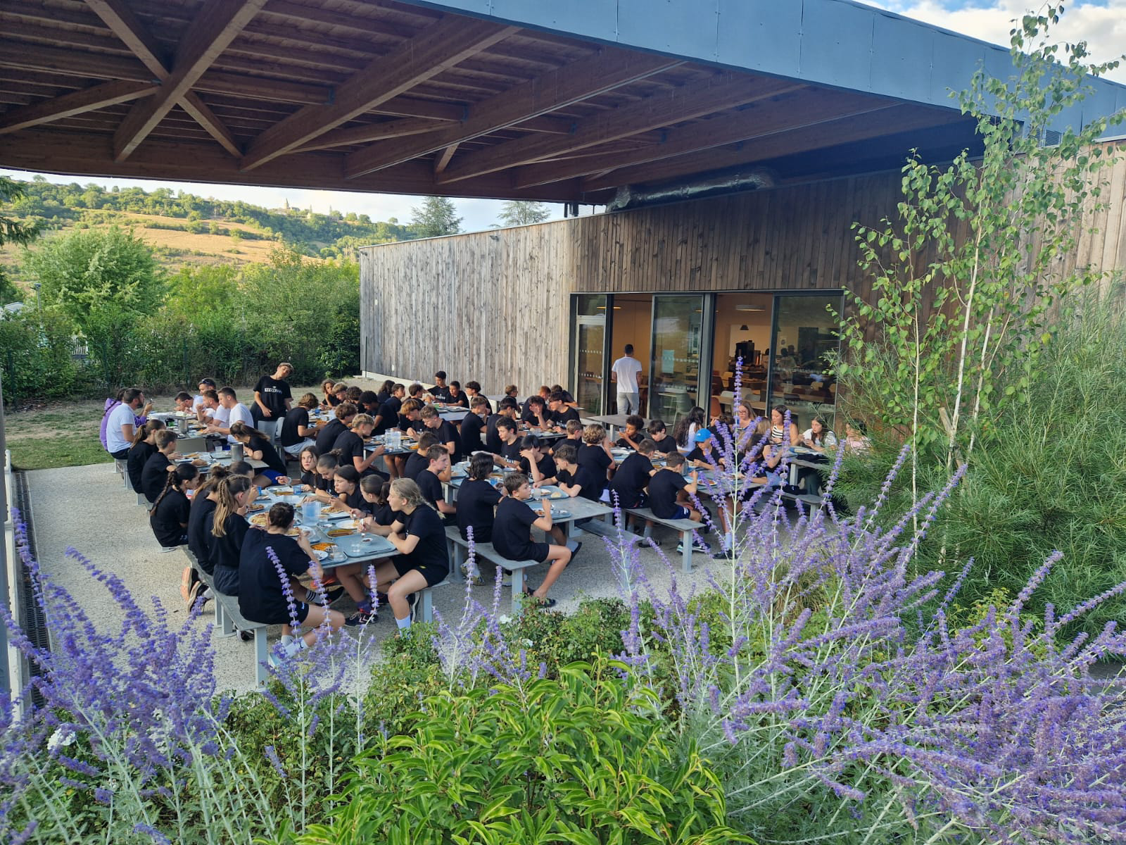 Terrasse du restaurant avec les jeunes stagiaires
