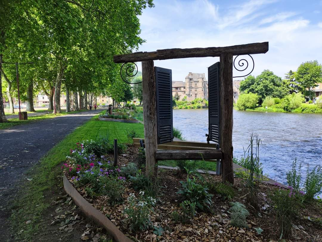 Vue de loin d'Espalion et ses alentours